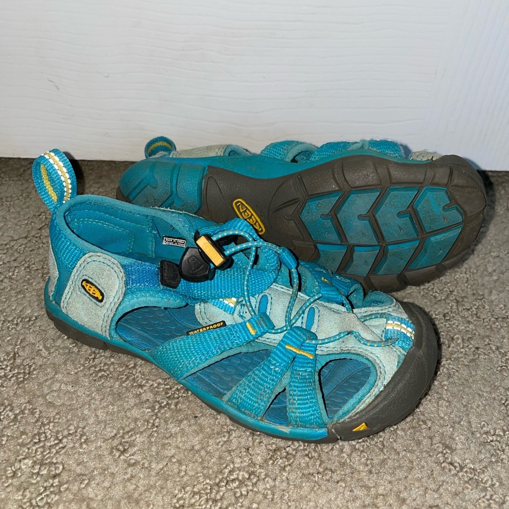 Keen youth size 11, sandals. Great condition!!